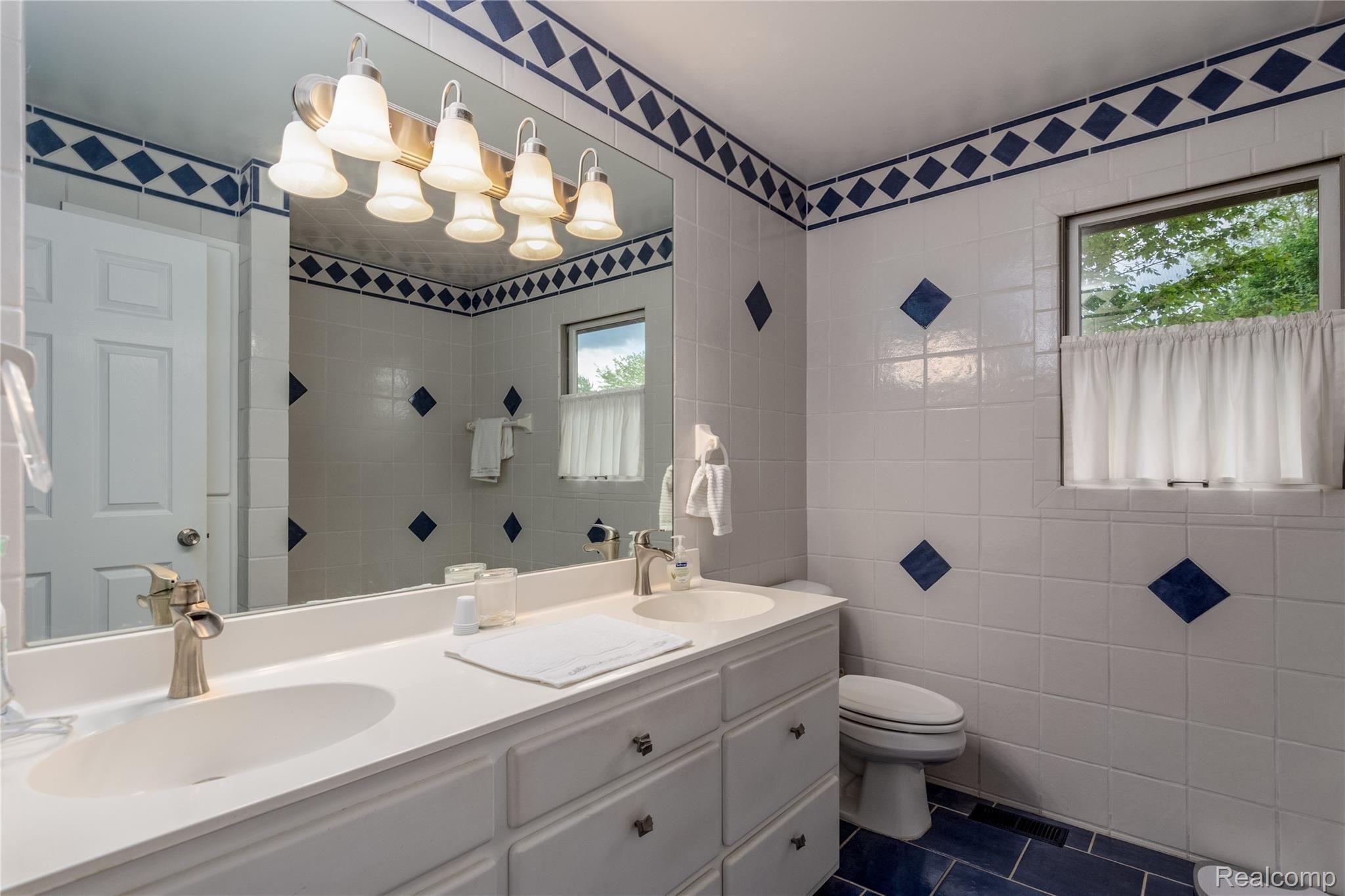 6273 Kings Pointe Road Grand Blanc, MI 48439 - Photo 24 of 39 FULL BATH.jpg