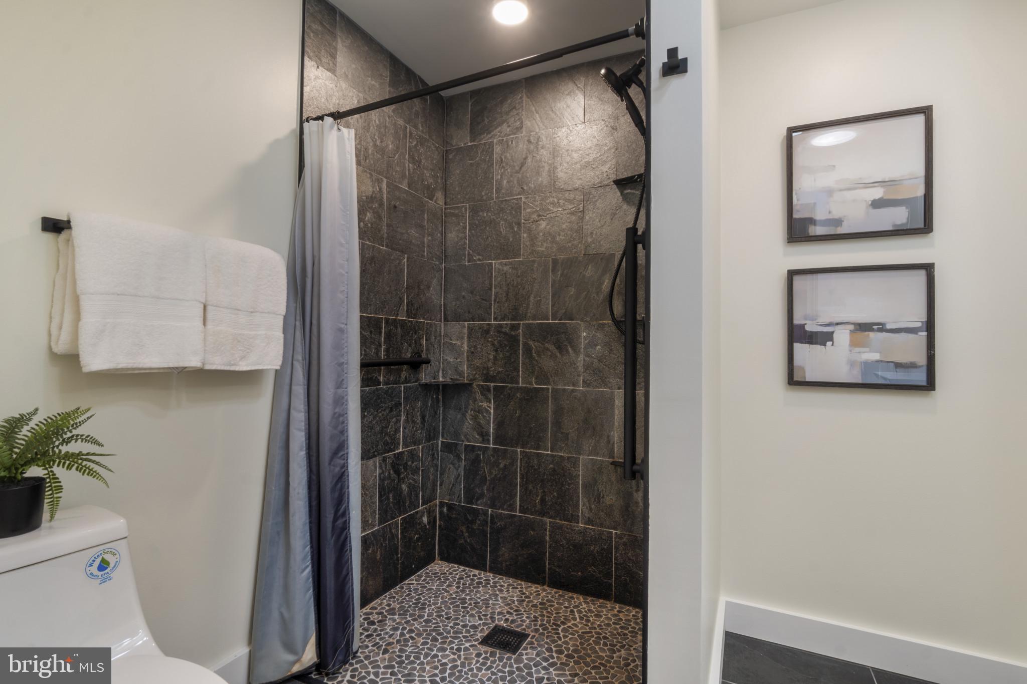 8293 Shilling Road Pasadena, MD 21122 - Photo 18 of 37 Primary bath-wheelchair accessible!!