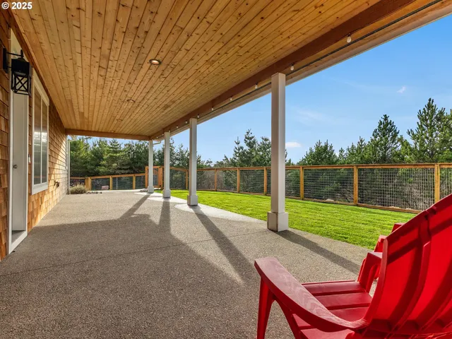 a view of backyard of the house