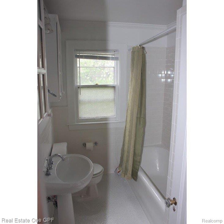 915 Pemberton Road Grosse Pointe, MI 48230 - Photo 20 of 25 IMG_1474.JPG