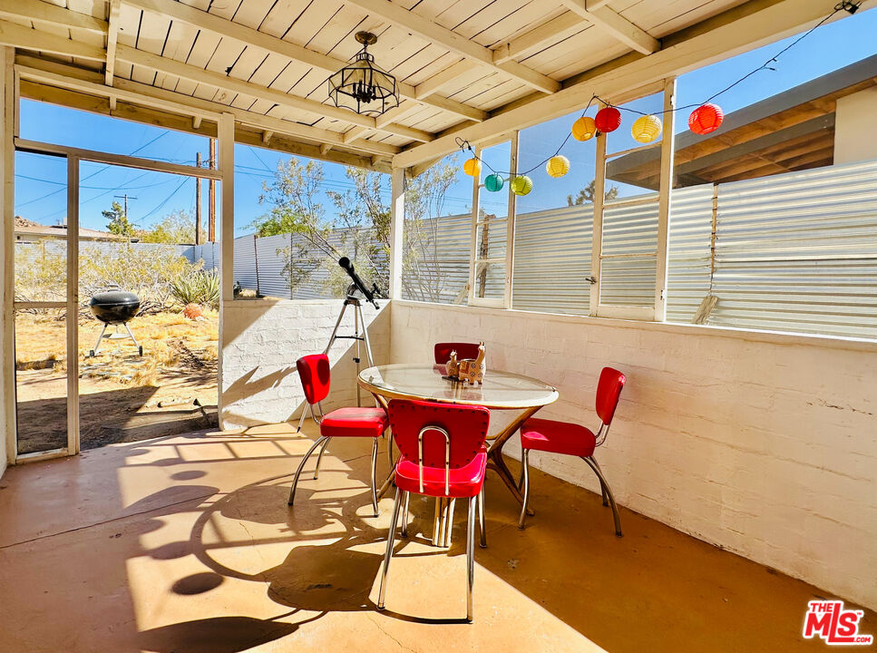 61855 Valley View Circle Joshua Tree, CA 92252 - Photo 30 of 59 a room with musical instruments