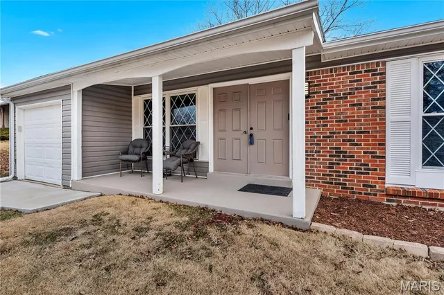 $214,900 | 12178 El Camara Drive, Florissant, MO 63033