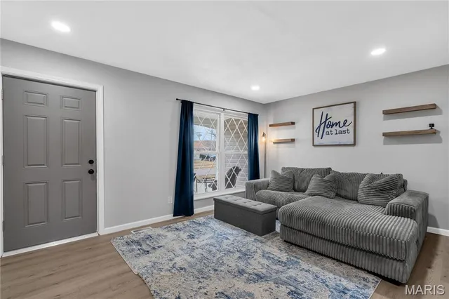 $214,900 | 12178 El Camara Drive, Florissant, MO 63033