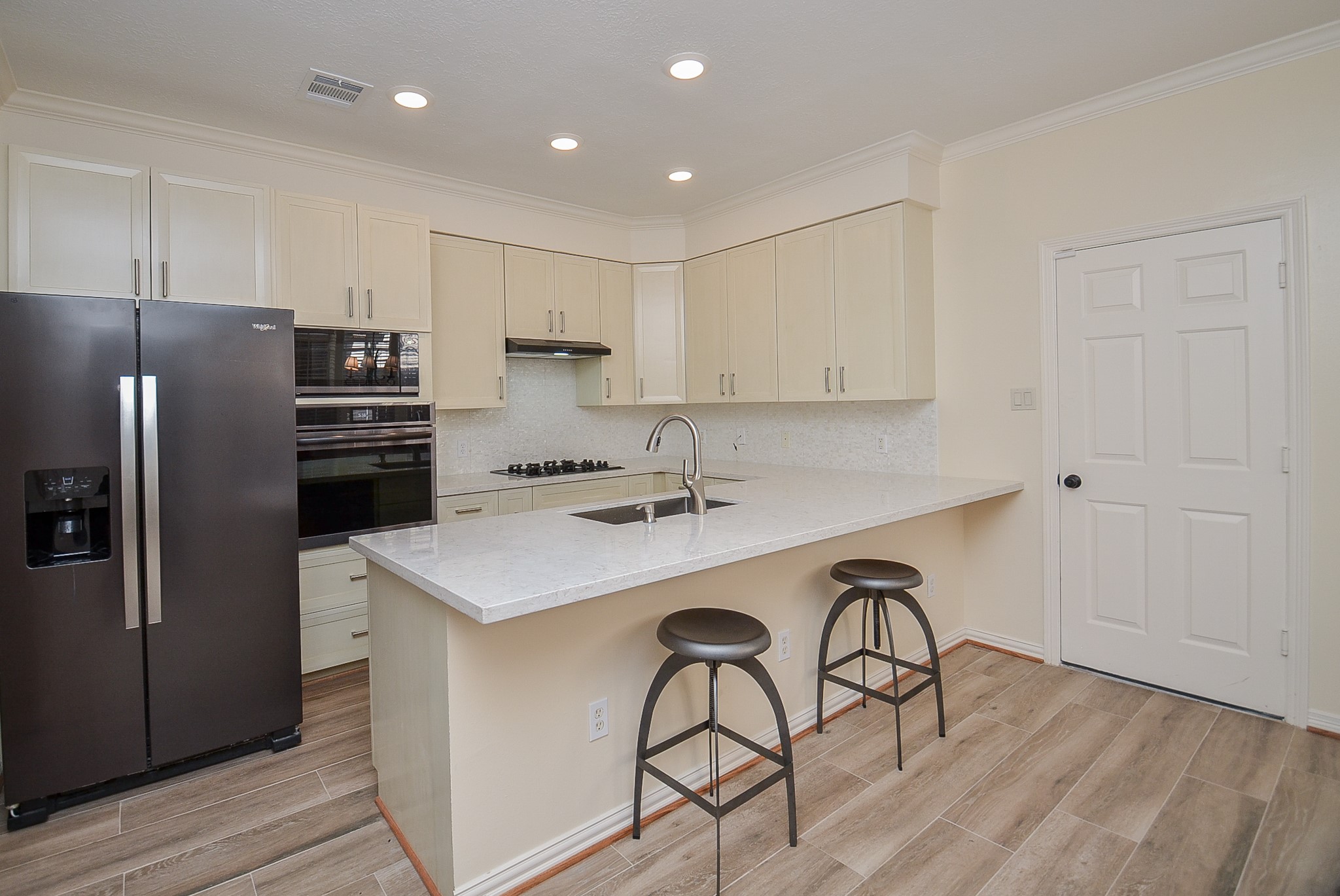 4916 Inker Street Houston, TX 77007 - Photo 6 of 36 Sleek new kitchen and design. Attached 2-car garage is just through the door.