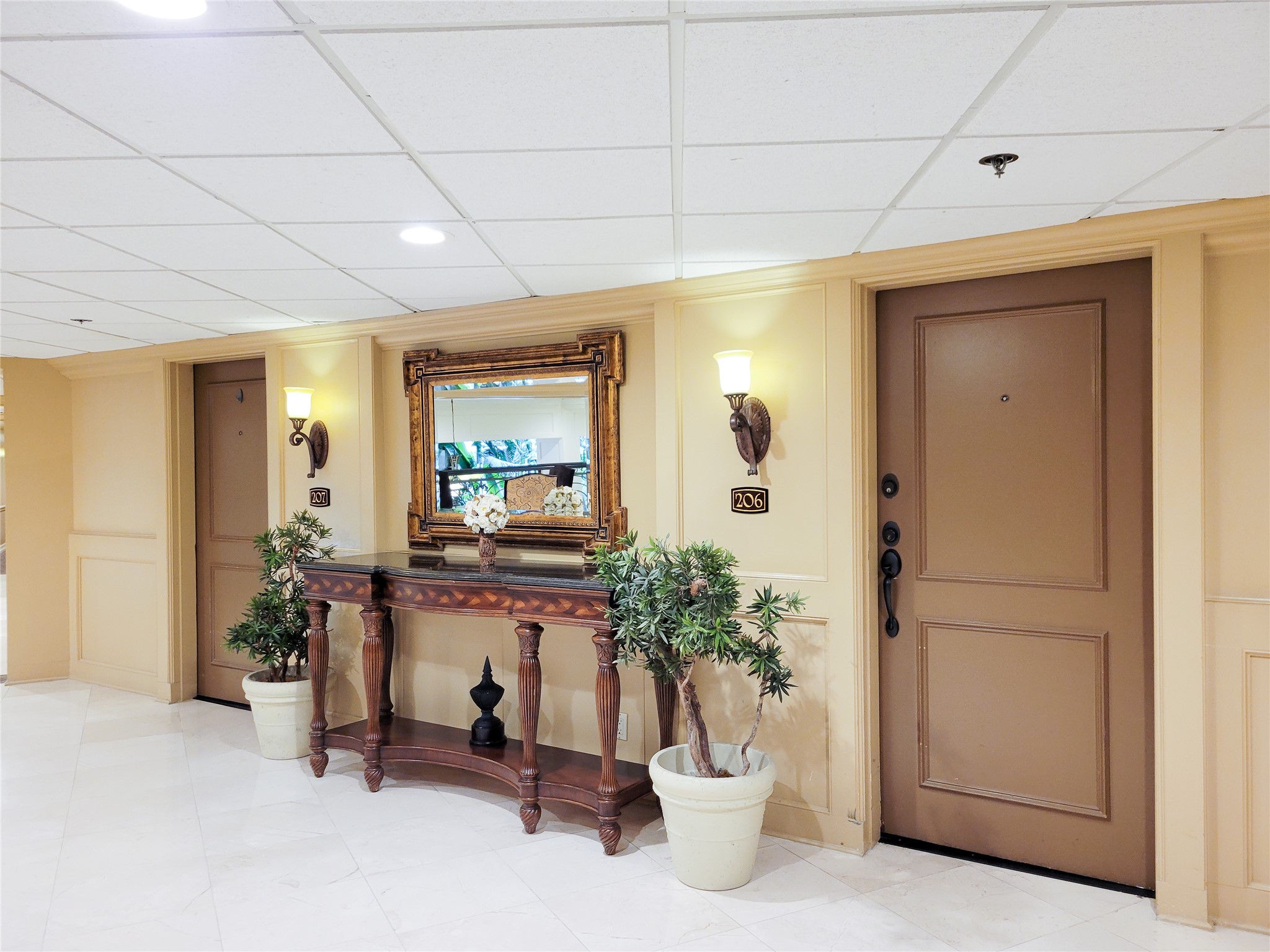 3525 Sage Road, Unit 1605 Houston, TX 77056 - Photo 25 of 33 a lobby with furniture and potted plant