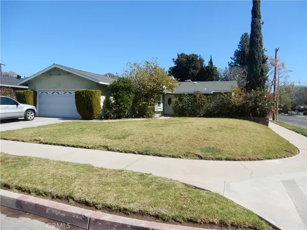 a view of back yard of the house