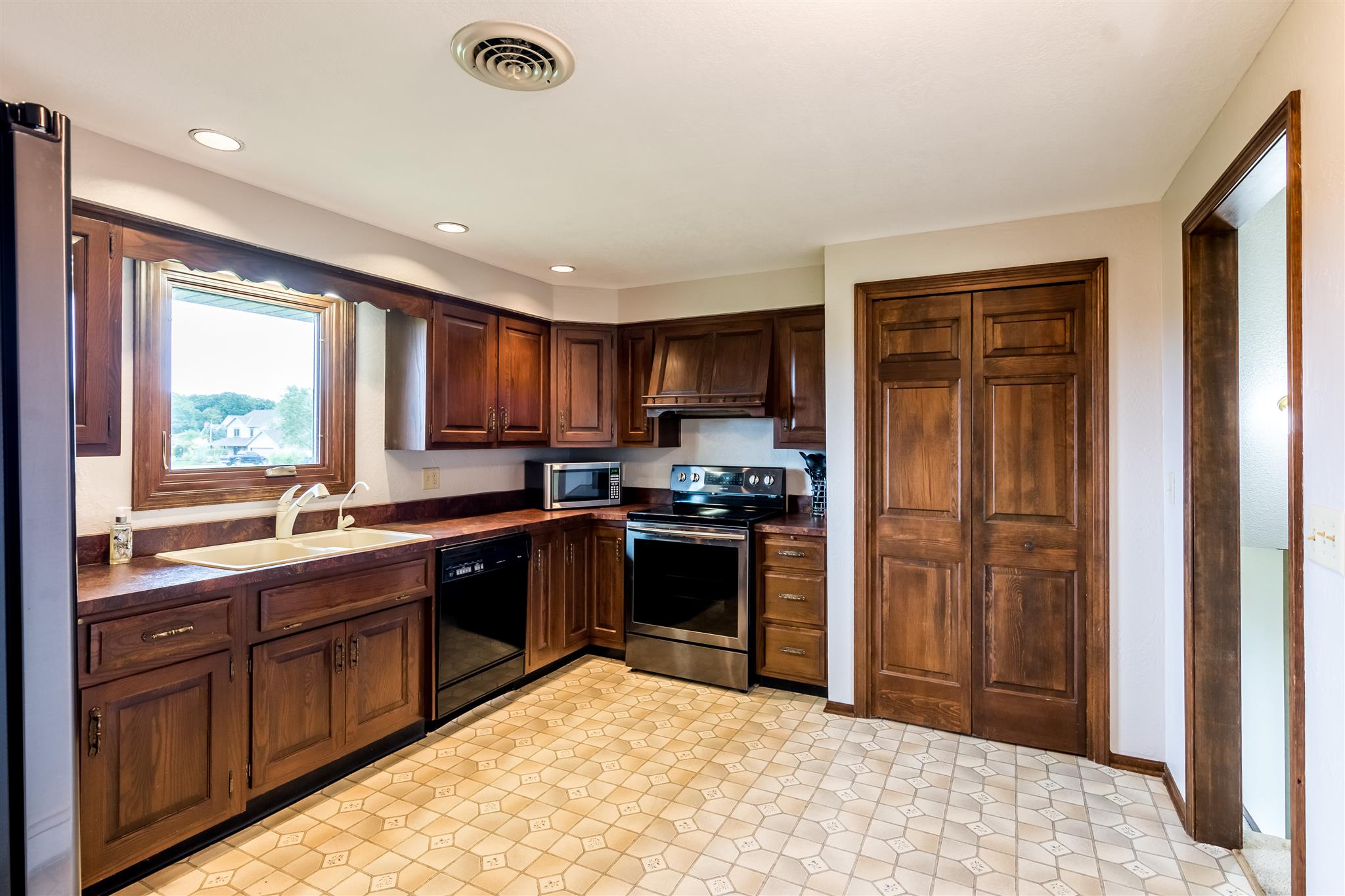 13808 Tonkel Road Fort Wayne, IN 46845 - Photo 3 of 36