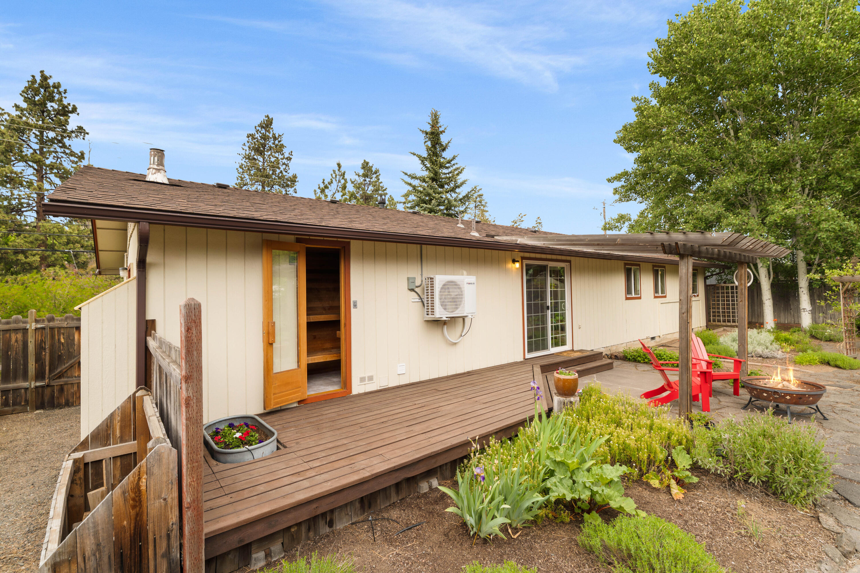 1627 Northeast Bear Creek Road Bend, OR 97702 - Photo 35 of 46 .