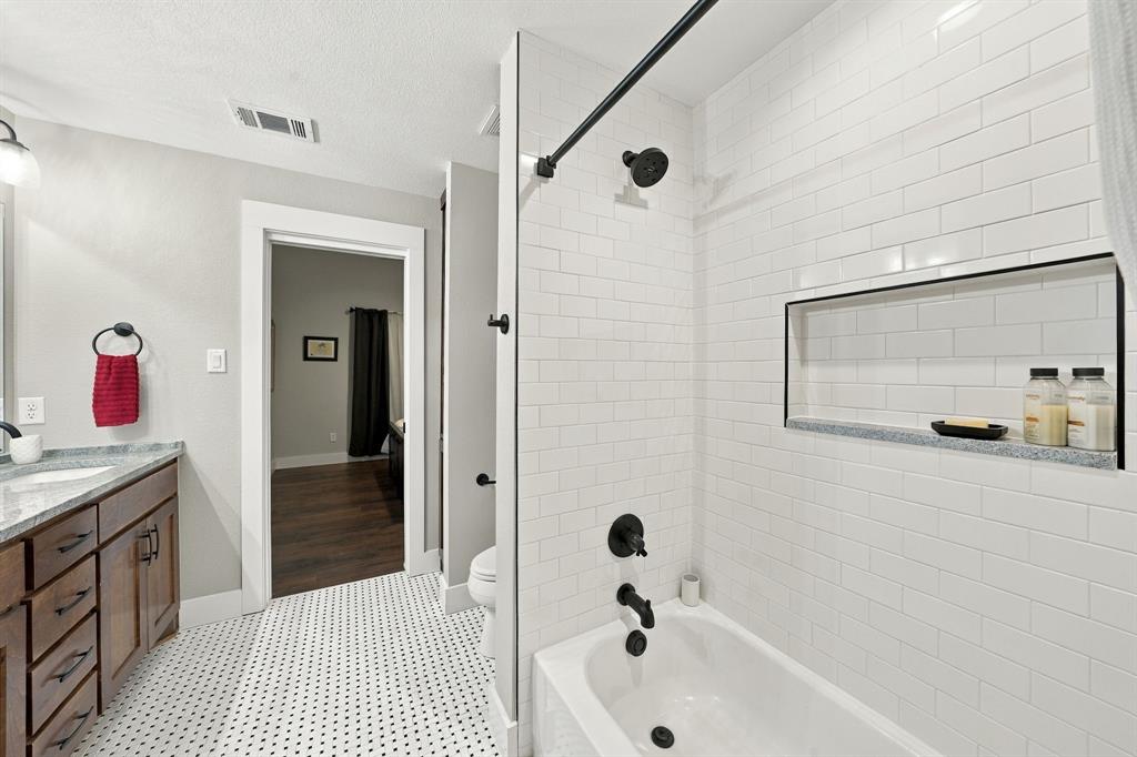 122 Nicholas Way Decatur, TX 76234 - Photo 16 of 26 Guest bathroom with entrance to bedroom and hallway