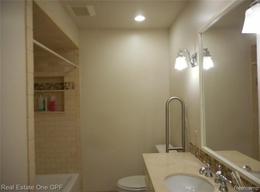 1099 Hawthorne Road Grosse Pointe Woods, MI 48236 - Photo 13 of 16