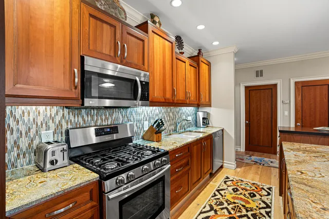 $575,000 | 1522 North Prospect Avenue, Unit 204, Milwaukee, WI 53202