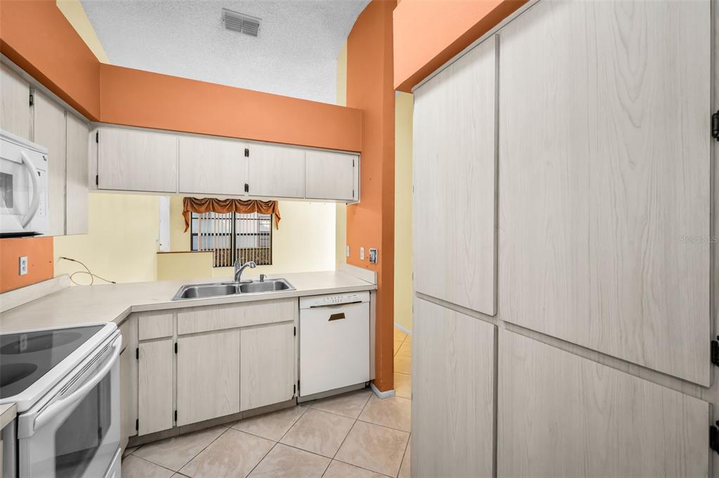 3500 Magnolia Ridge Circle, Unit 405 Palm Harbor, FL 34684 - Photo 16 of 57