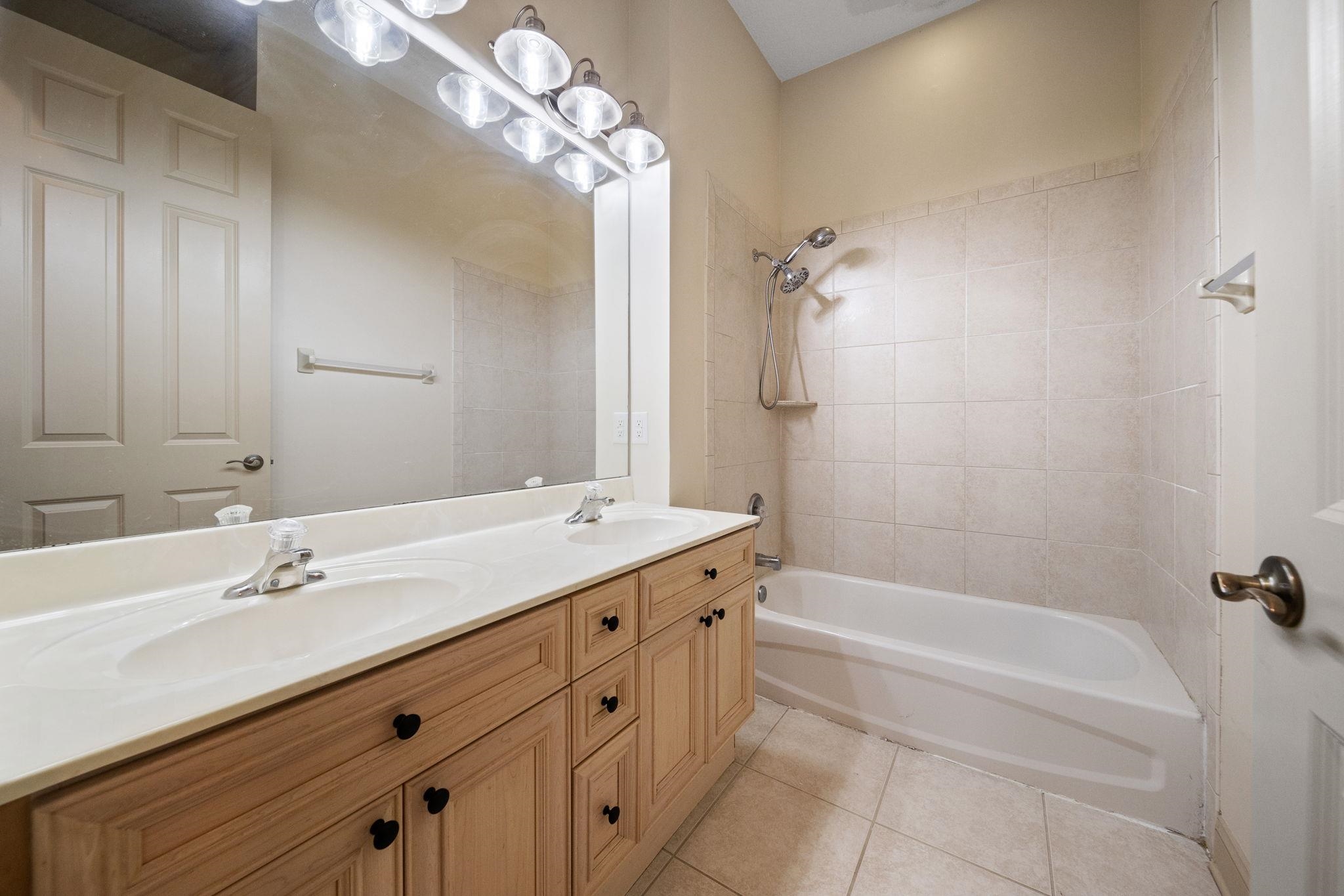 650 South Loop Street St. Augustine, FL 32095 - Photo 18 of 40 a bathroom with a tub sink and mirror