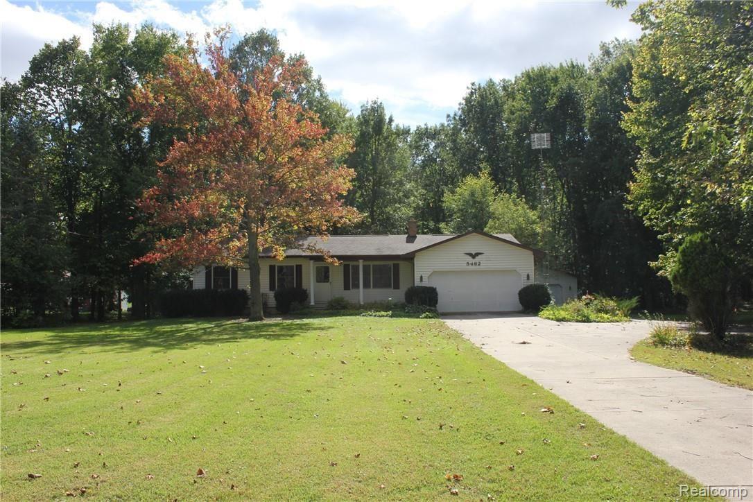 5482 East Coldwater Road Flint, MI 48506 - Photo 1 of 34 IMG_8415.JPG