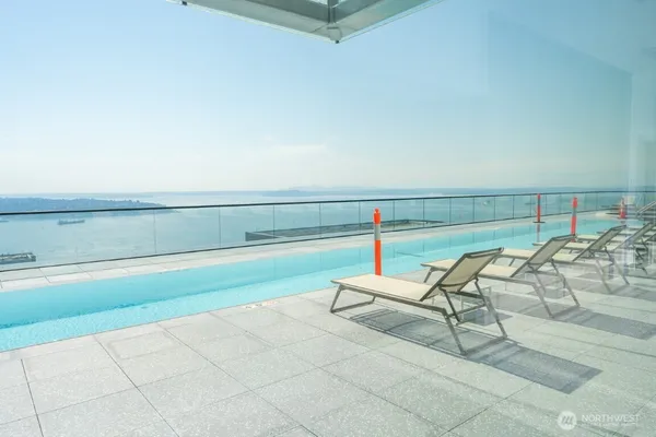 a view of sitting area with seating area