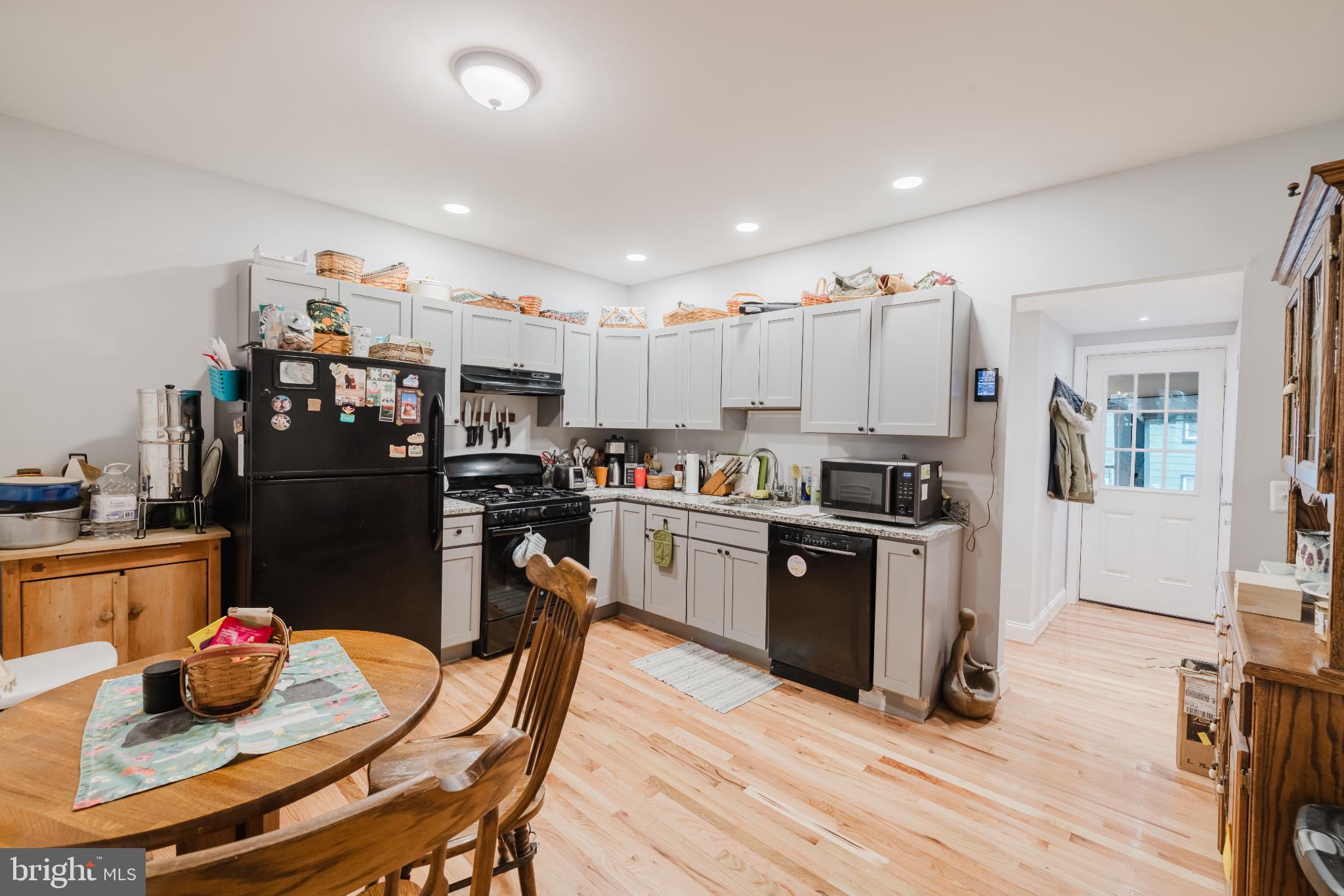 3804 Falls Road Baltimore, MD 21211 - Photo 9 of 23 Kitchen with gas cooking and granite counter tops.