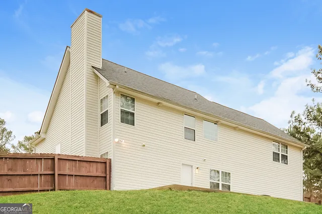 a view of a house with backyard
