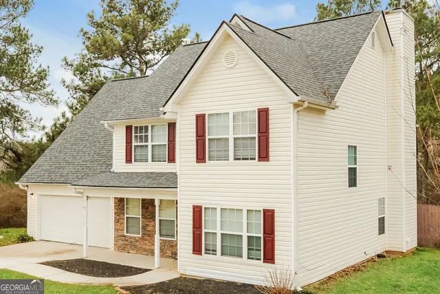 a view of a house with backyard