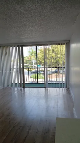 $2,400 | 8820 Fontainebleau Boulevard, Unit 302, Miami, FL 33172