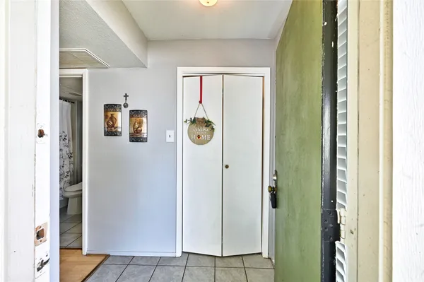 a view of a hallway with windows and closet