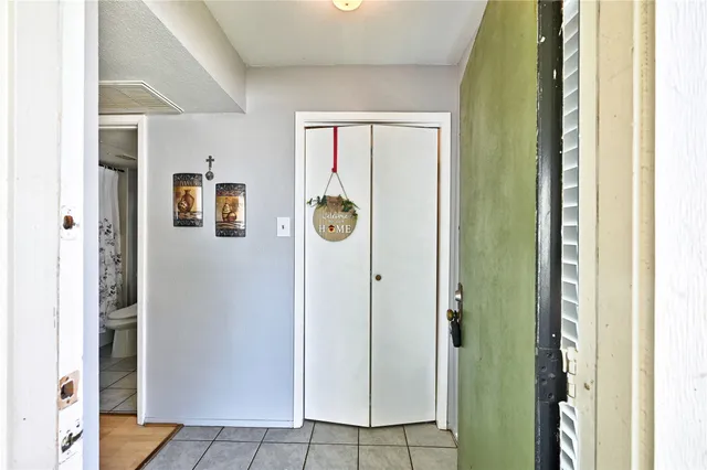 a view of a hallway with windows and closet