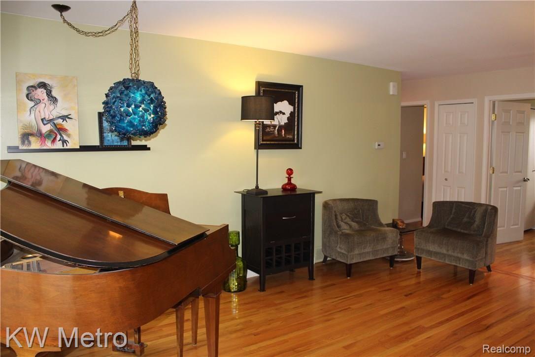 25015 Rubin Road Warren, MI 48089 - Photo 6 of 22 Living Room