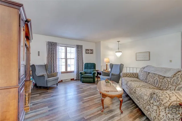 $209,900 | 171 Willowood Road, Litchfield, IL 62056