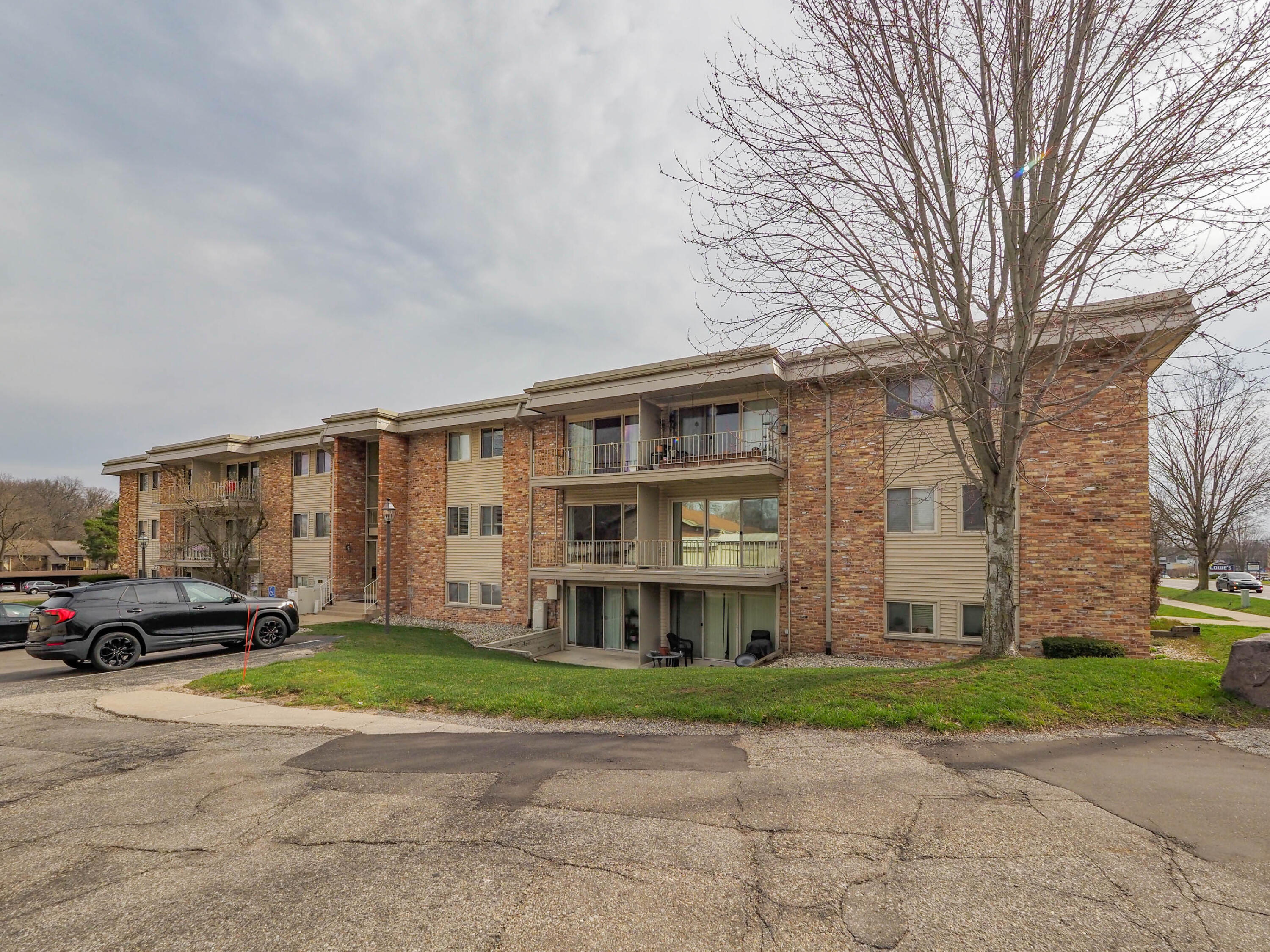 748 West Kilgore Road, Unit 207 Kalamazoo, MI 49008 - Photo 22 of 23 748 W. Kilgore #207-121