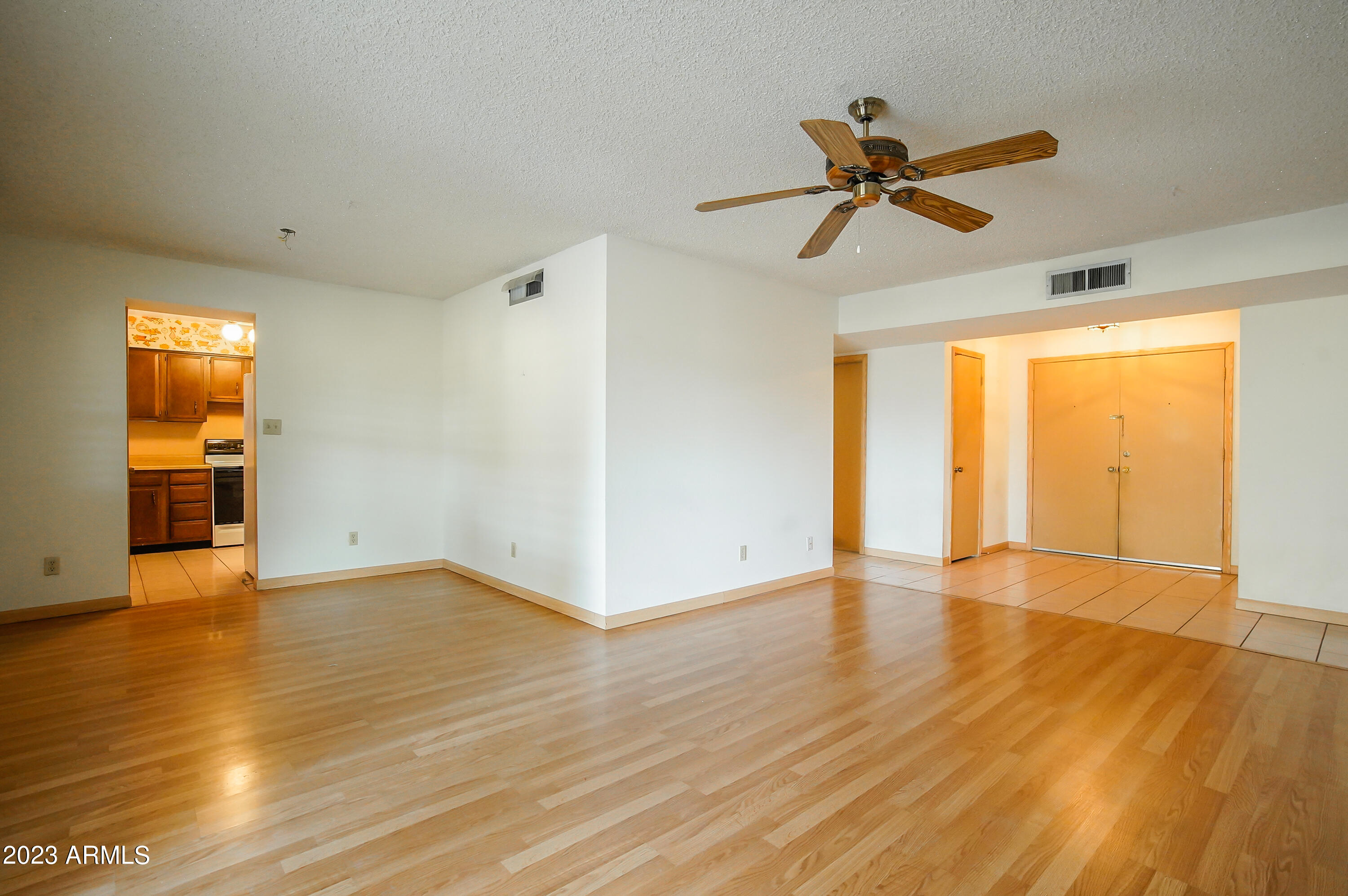 1733 West Decatur Street Mesa, AZ 85201 - Photo 8 of 36 great room 2