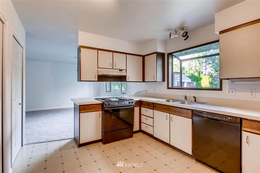 2400 Northeast 27th Street Renton, WA 98056 - Photo 6 of 11