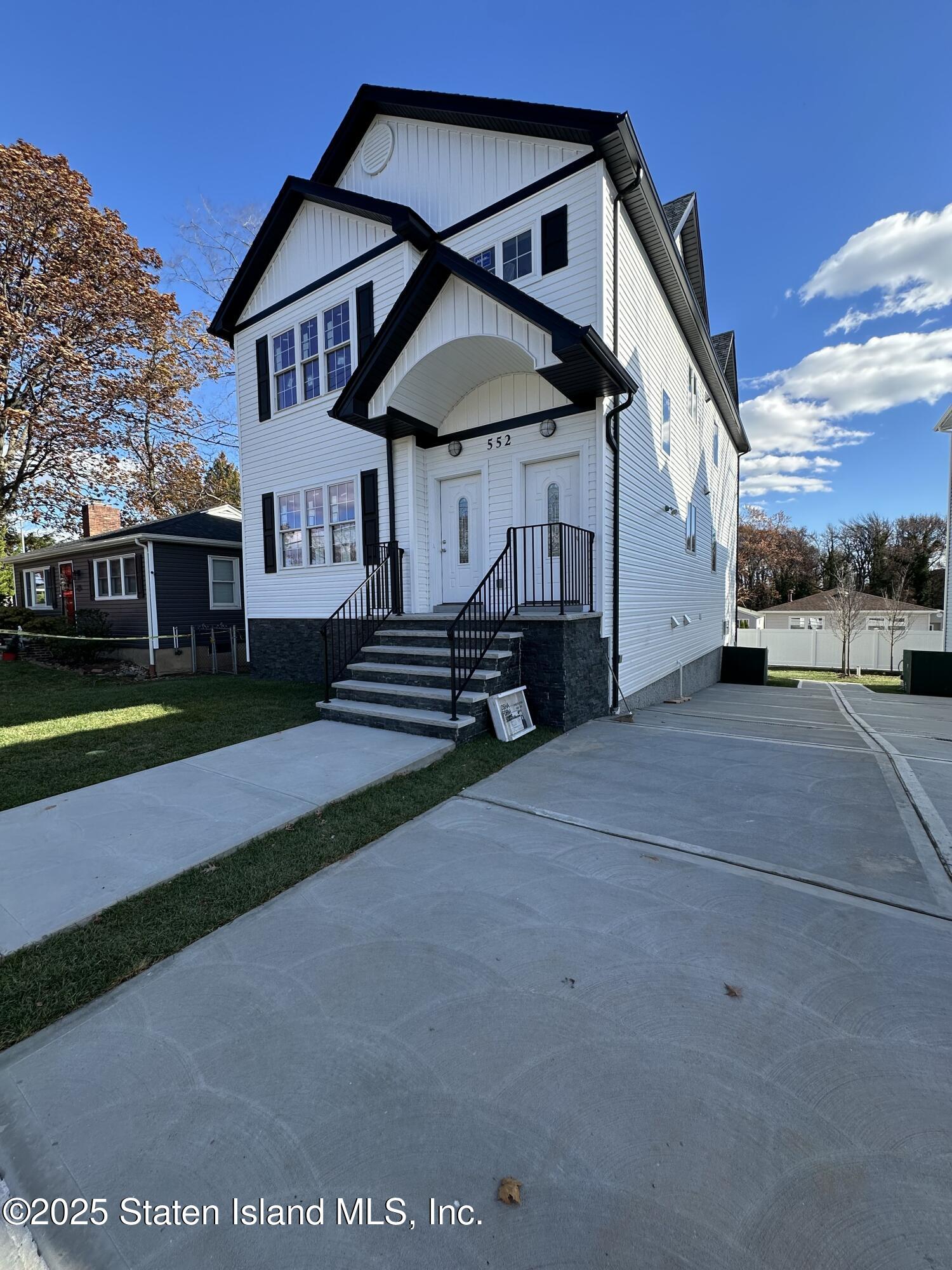 552 Drumgoole Road East Staten Island, NY 10312 - Photo 2 of 25 IMG_9892 (1)