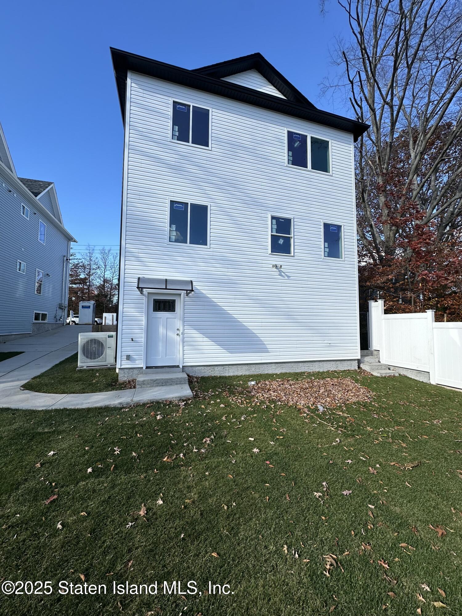 552 Drumgoole Road East Staten Island, NY 10312 - Photo 4 of 25 IMG_9896