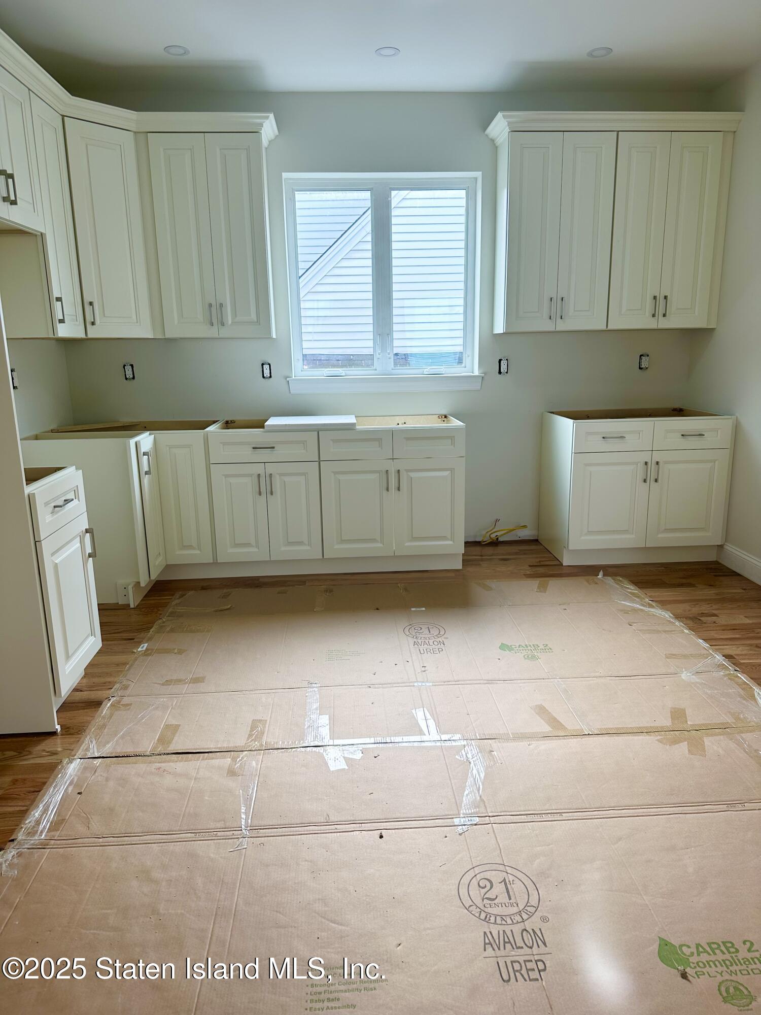 552 Drumgoole Road East Staten Island, NY 10312 - Photo 9 of 25 Kitchen