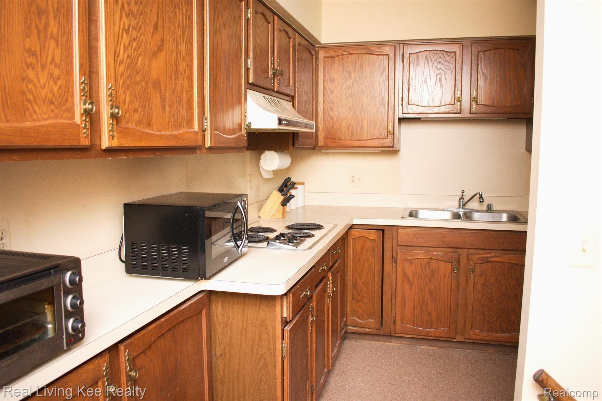 1893 Christy Court Rochester, MI 48309 - Photo 13 of 37 Kitchen 35.jpg