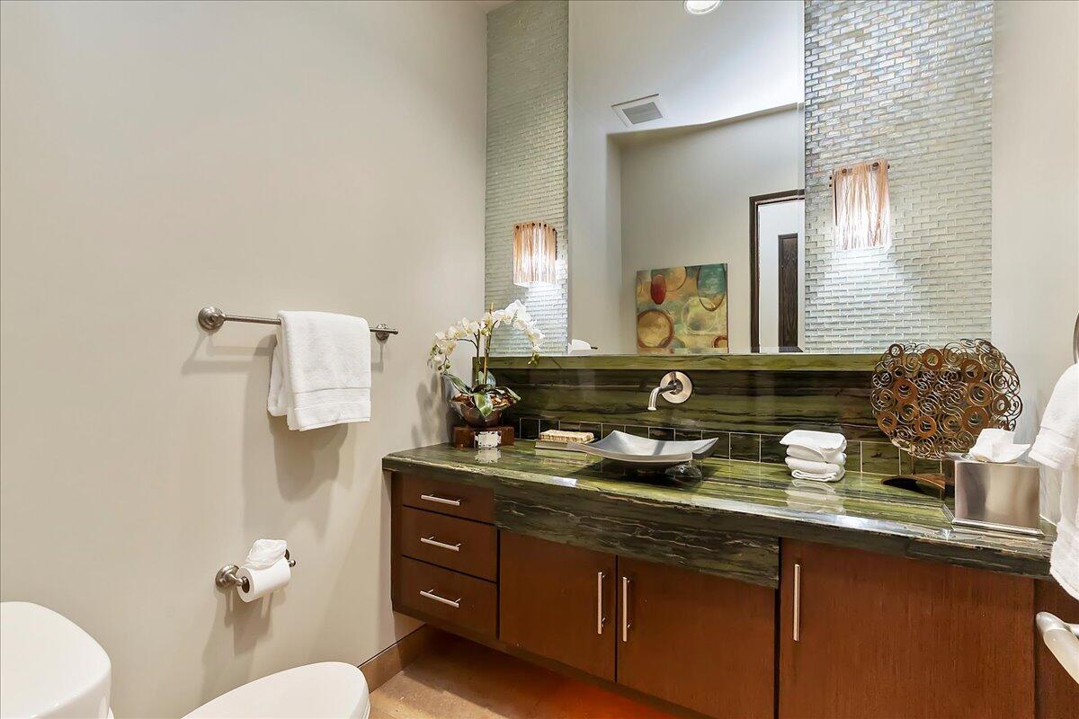 72 Royal St Georges Way Rancho Mirage, CA 92270 - Photo 19 of 55 29-Powder Room