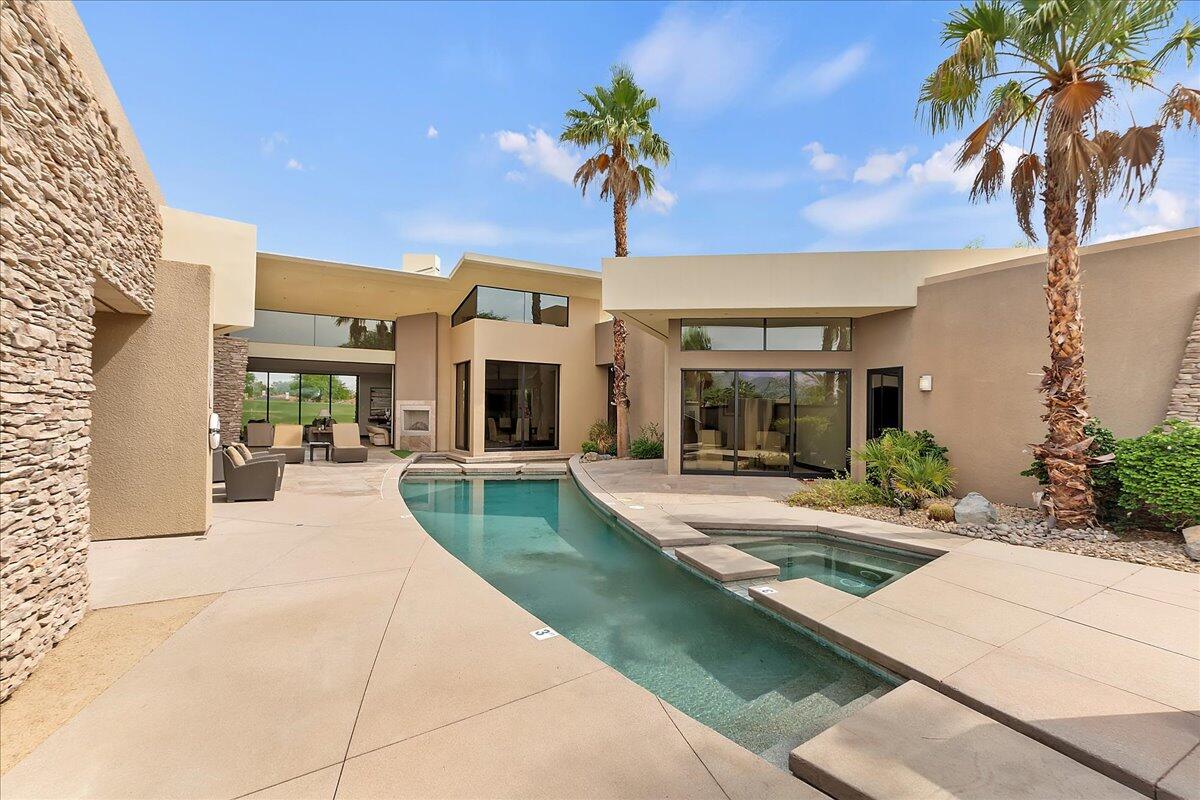 72 Royal St Georges Way Rancho Mirage, CA 92270 - Photo 5 of 55 05-Courtyard