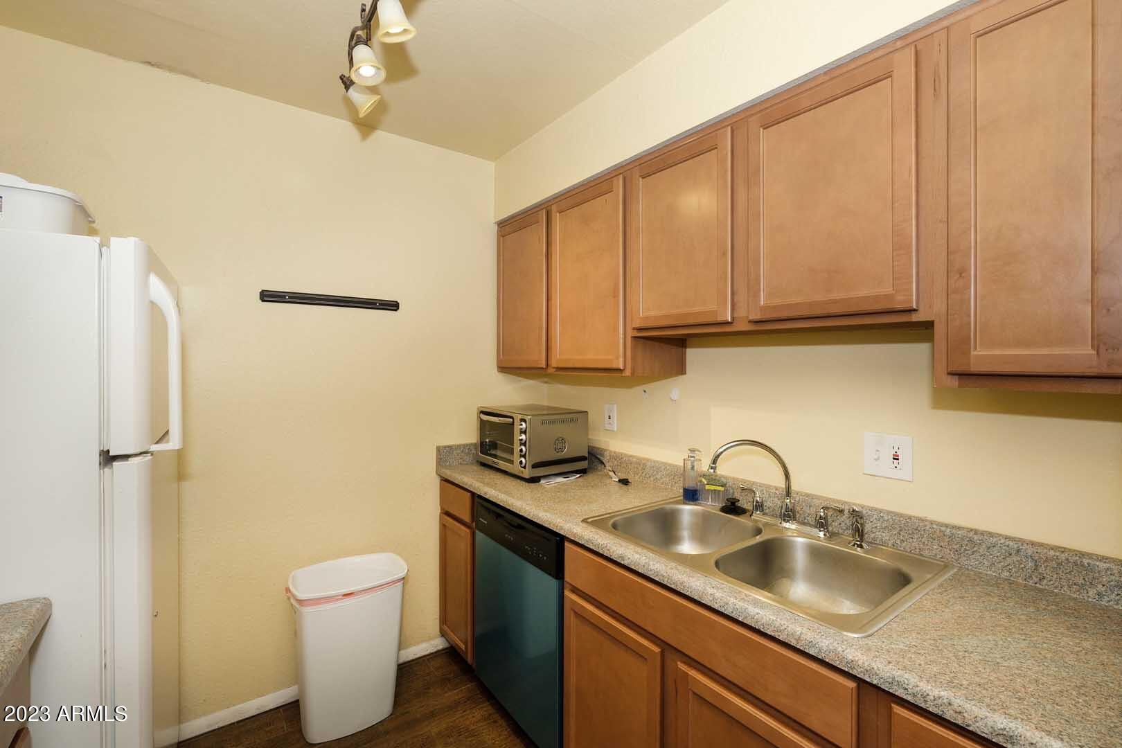 930 South Dobson Road, Unit 67 Mesa, AZ 85202 - Photo 18 of 35 Kitchen3