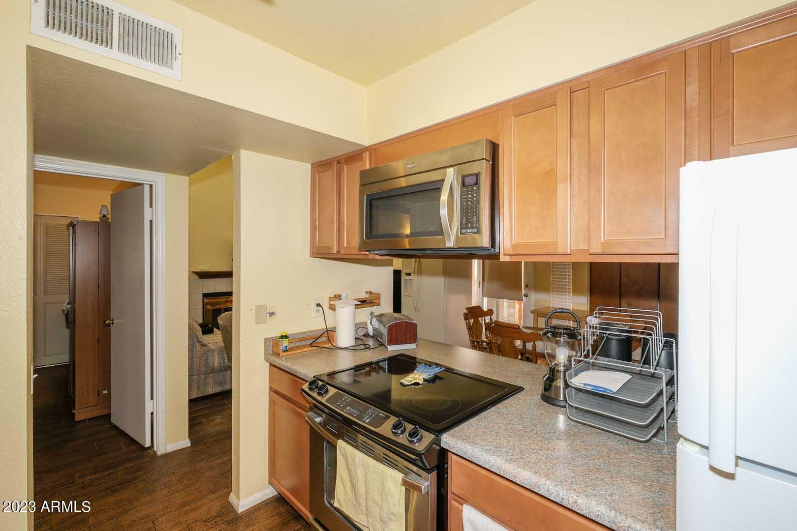 930 South Dobson Road, Unit 67 Mesa, AZ 85202 - Photo 19 of 35 Kitchen-Range