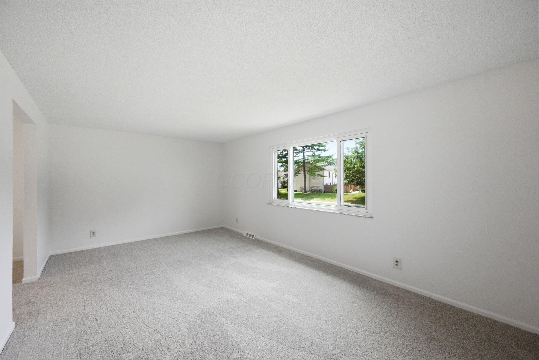 180 Landover Road Columbus, OH 43230 - Photo 18 of 60 living room