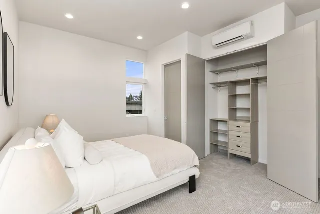 $949,950 | 2925 Franklin Avenue East, Unit A, Seattle, WA 98102