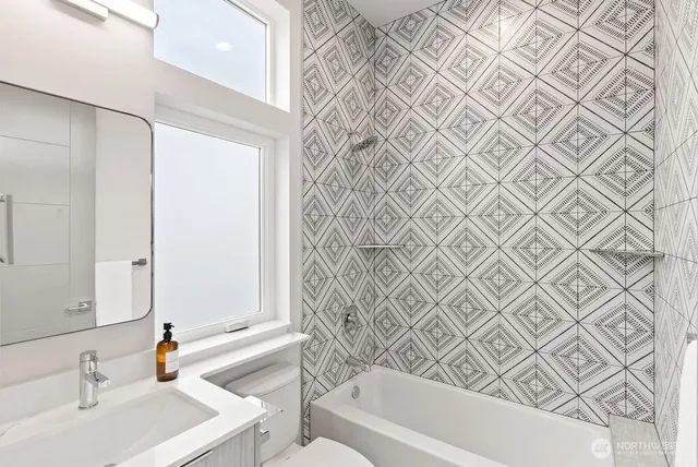 $949,950 | 2925 Franklin Avenue East, Unit A, Seattle, WA 98102