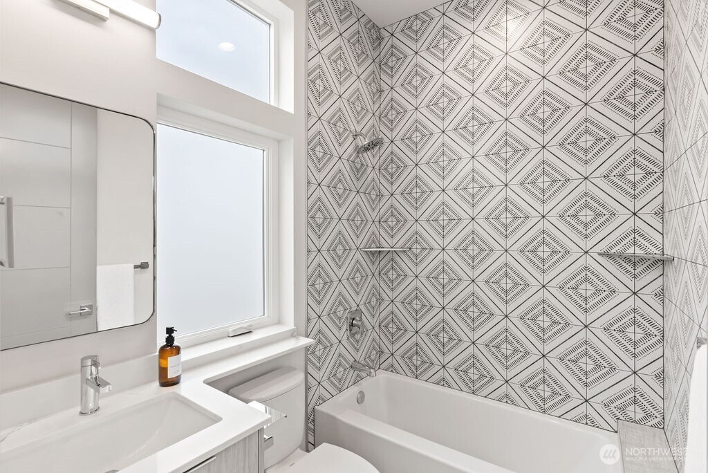 2925 Franklin Avenue East, Unit A Seattle, WA 98102 - Photo 17 of 32 a bathroom with a bathtub and a sink