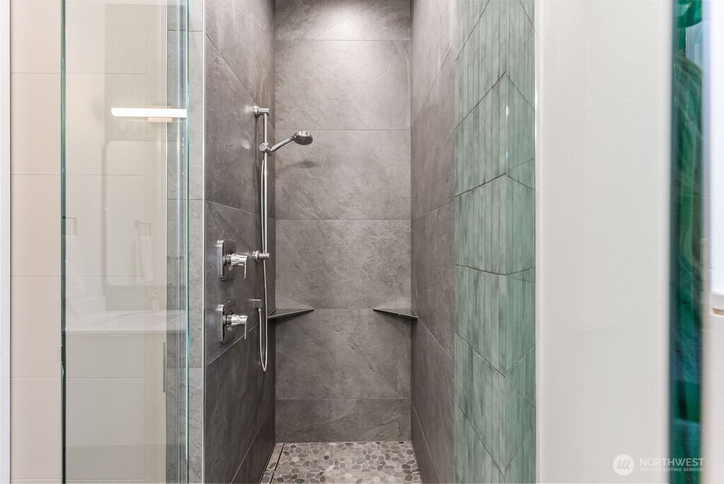 2925 Franklin Avenue East, Unit A Seattle, WA 98102 - Photo 23 of 32 a bathroom with a shower