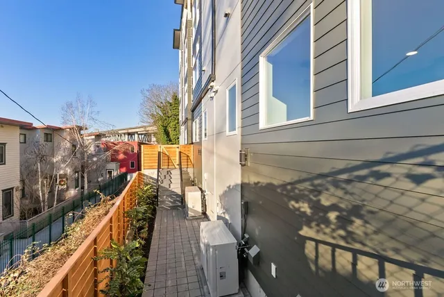 $949,950 | 2925 Franklin Avenue East, Unit A, Seattle, WA 98102
