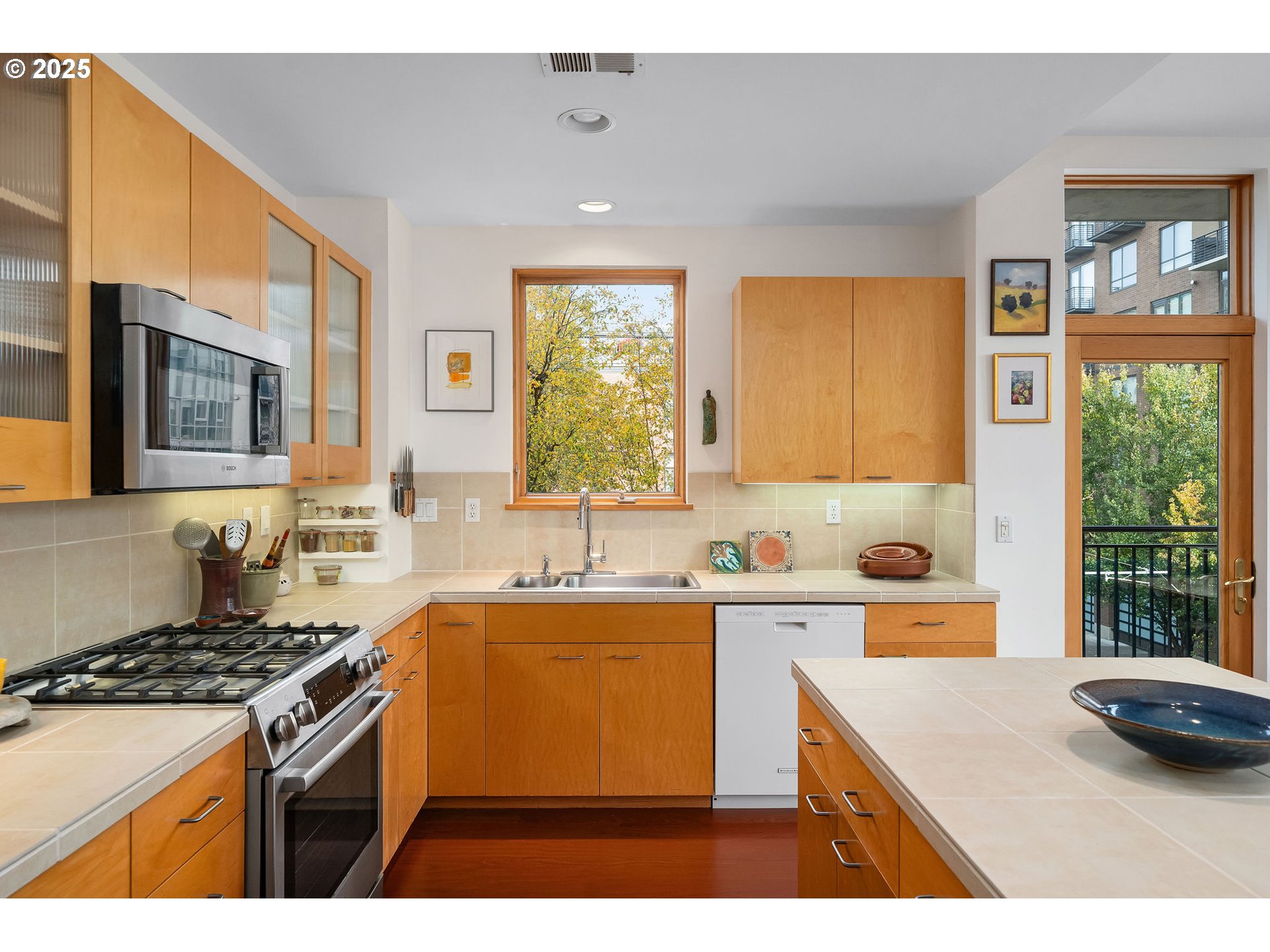 821 Northwest 11th Avenue, Unit 321 Portland, OR 97209 - Photo 21 of 48 a kitchen that has a sink and a stove in it