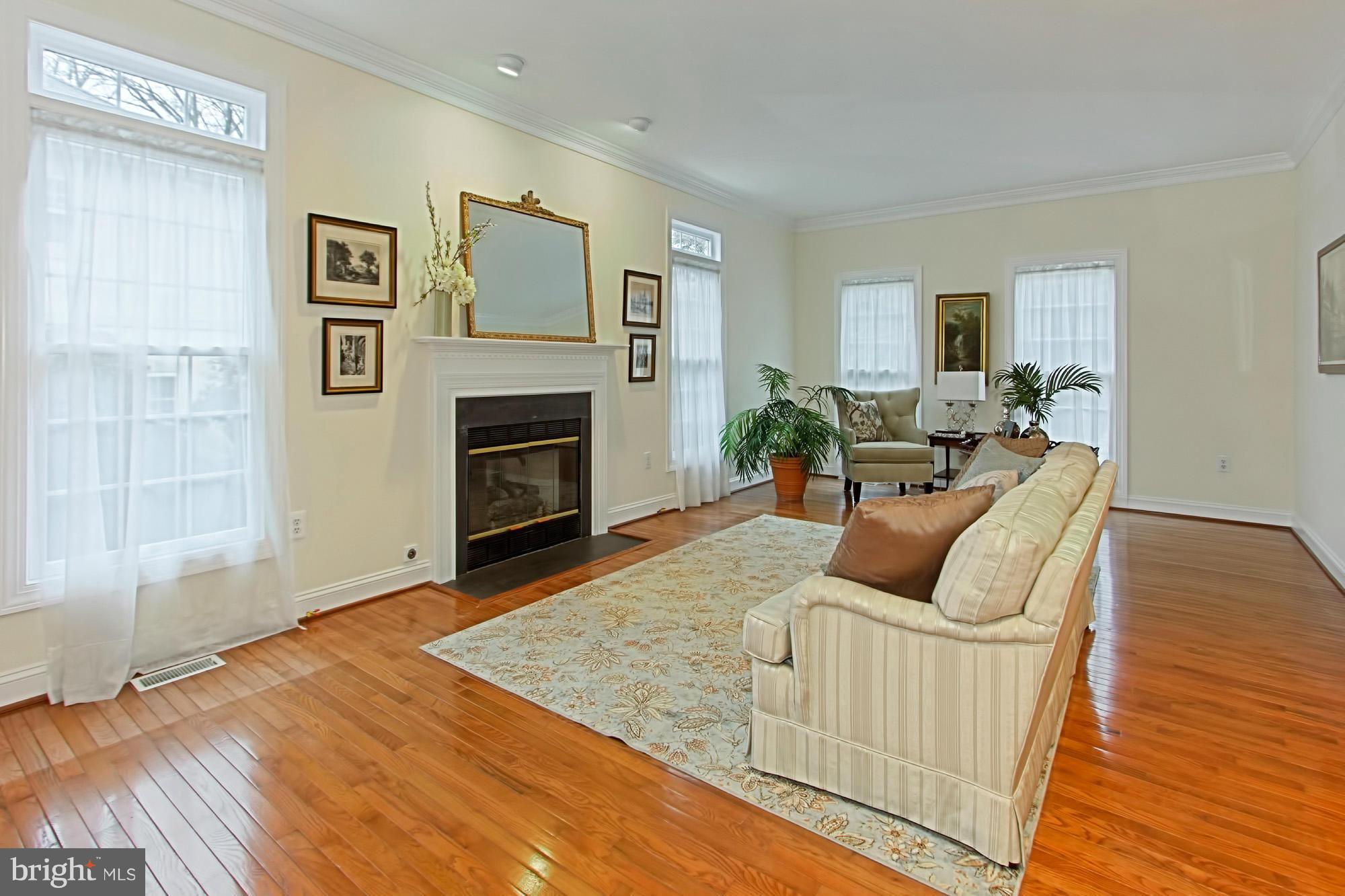 3807 Hummer Road Annandale, VA 22003 - Photo 3 of 30 Living Room