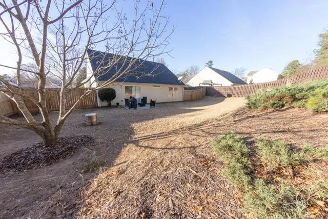 a view of a backyard