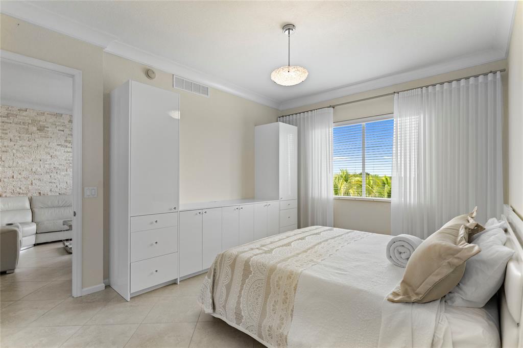 3500 Oaks Clubhouse Drive, Unit 505 Pompano Beach, FL 33069 - Photo 20 of 33 a bedroom with a bed and a window