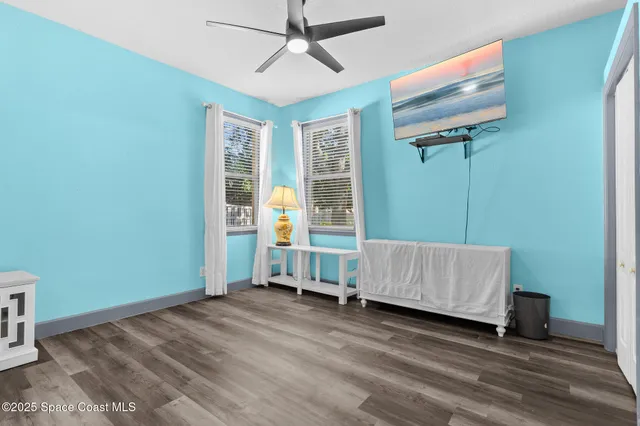 a en suite bathroom with a double vanity sink and a mirror