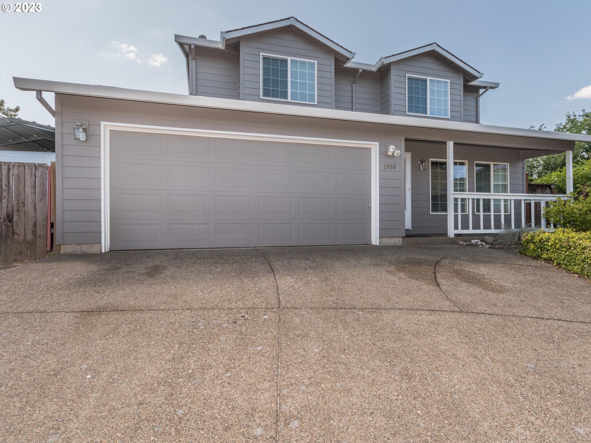 1058 Southwest Ivory Loop Gresham, OR 97080 - Photo 3 of 31 front view of a house
